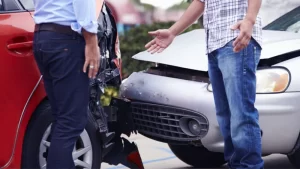 چه کسی باید هزینه پارکینگ در تصادف را پرداخت کند؟